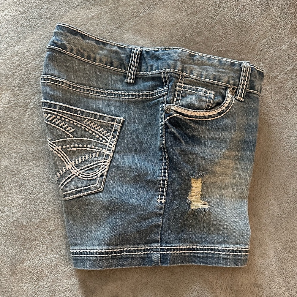 Maurices 5/6 Distressed Medium Blue Wash Denim Embroidered Pocket Women's Shorts - Picture 2 of 9